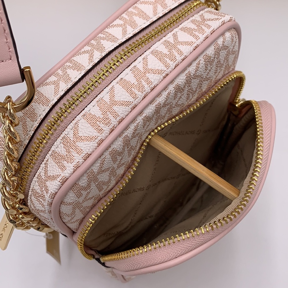 MICHAEL KORS
Jet Set Travel Md Signature Logo Crossbody
OPTIC WHITE/RS GOLD
NWT - Picture 12 of 16